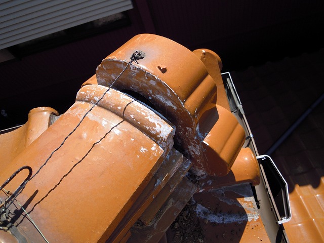 長久手市で瓦屋根の鬼瓦を取り直し、モルタルを詰めてシーリング材で固定しました